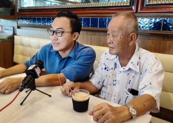 LOW CHOO CHOON (kanan) berdepan pelbagai masalah setelah diisytihar sudah 'mati' sejak lapan bulan lalu.