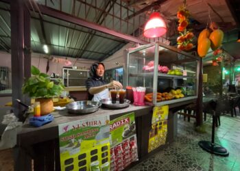 DARLENE menyediakan minuman untuk pelanggan di restorannya di Kampung Saujana, Setiu, Terengganu, semalam. - UTUSAN/PUQTRA HAIRRY ROSLI