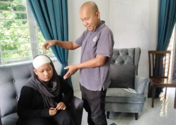 MOHD. Fakhrul Izwan (kanan) menunjukkan kepala Dhia Insyirah yang menerima tiga jahitan selepas dihempap serpihan atas dalam kejadian tangki air pecah di SMK Melor, Kota Bharu kelmarin.FOTO ROHANA MOHD.NAWI
