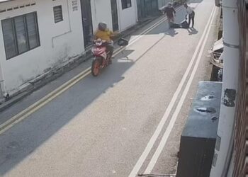 TANGKAP layar video yang tular memaparkan kes ragut di Lorong Songkit 3, Taman Sentosa.