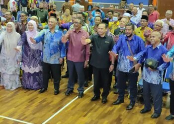 SERAMAI 218 Penghulu dan Pengerusi JPKK Pahang melibatkan daerah Kuantan, Maran, Rompin dan Pekan hadir di majlis penutup  Program Anti Rasuah dan Tadbir Urus Dana Kerajaan di Kompleks Majlis Bandaraya Kuantan di Kuantan, Pahang. - UTUSAN/ DIANA SURYA ABD WAHAB
