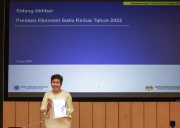 GABENOR Bank Negara, Tan Sri Nor Shamsiah Yunus bercakap pada sidang media mengenai Keluaran Dalam Negara Kasar (KDNK) prestasi ekonomi suku kedua tahun 2022 di Sasana Kijang, Bank Negara Malaysia, Kuala Lumpur. FOTO/AFIQ RAZALI
