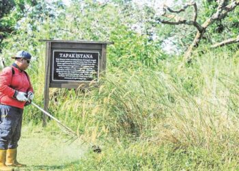 KERJA memotong rumput dan pembersihan dijalankan di tapak Kota Lukut di Port Dickson baru-baru ini selepas ia dilaporkan berada dalam keadaan terbiar dan tidak berjaga. – UTUSAN/MOHD. SHAHJEHAN MAAMIN