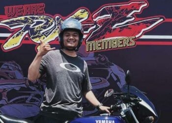 GAMBAR kenangan Mohamad Adib Md. Saleh bersama motosikal jenis Yamaha RXZ yang hilang dipercayai dicuri di sebuah homestay di Kampung Pak Tijah, Kuala Nerus, hari ini. - UTUSAN/KAMALIZA KAMARUDDIN