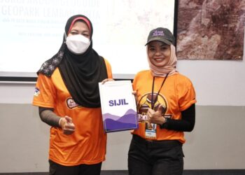NOLEE Ashilin Mohammed Radzi (kiri) menyampaikan sijil kepada peserta pada penutup penutup Kursus Asas dan Lanjutan Geoguide GeoPark Lembah Kinta di Ipoh hari ini. - UTUSAN/MUHAMAD NAZREEN SYAH MUSTHAFA