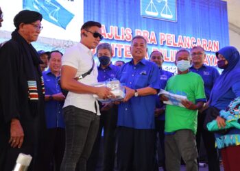 MOHD. Hasif Mohamad (tiga, kiri) menyerahkan borang menyertai UMNO kepada Ahmad Said sambil disaksikan Mohamad Hasan pada Majlis Pelancaran Jentera PRU15 Barisan Nasional Terengganu di Kijal, Kemaman, semalam. - UTUSAN/NIK NUR IZZATUL HAZWANI NIK ADNAN