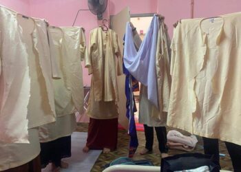 BAJU sekolah yang didakwa digunting menerusi perbuatan khianat dan gengsterisme di MRSM Kuantan di Kuantan, Pahang.