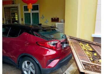 SEORANG wanita ditahan kerana merempuh pagar kediaman bekas teman lelakinya di Taman Perling, Johor Bahru.