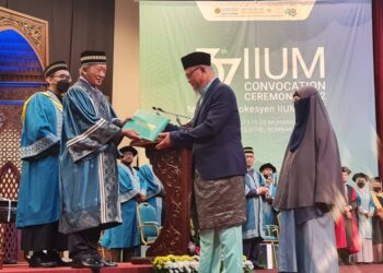 SAMSUDIN Osman menyampaikan Ijazah kepada Ahmad Sabari Kamari mewakili anaknya Allahyarhamah Siti Hafsah pada majlis konvokesyen UIAM Sidang kelima di UIAM, Gombak.