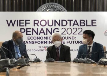 SYED HAMID ALBAR (kiri) dan Ahmad Zakiyuddin Abdul Rahman (tengah) dalam sidang akhbar berkenaan penganjuran sidang meja bulat WIEF di George Town, Pulau Pinang hari ini.