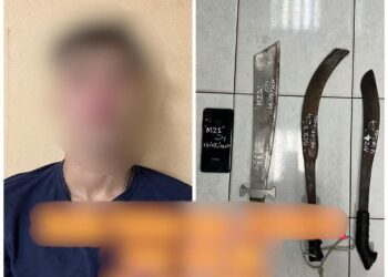 SALAH seorang daripada empat suspek lelaki yang ditahan polis kerana disyaki memukul seorang lelaki dan bapanya di hadapan rumah mereka di Kampung Pondok Upeh, Balik Pulau, Pulau Pinang.