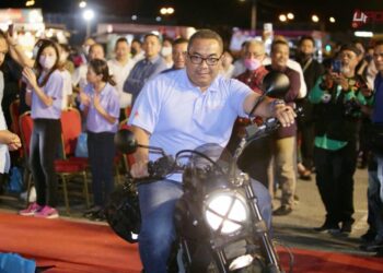 MUHAMMAD Sanusi Md. Nor menunggang motosikal ketika Majlis Pelancaran dan Menandatangani Perjanjian Projek Litar Lumba PKB Open Road SP Circuit Sungai Petani di Kedah.