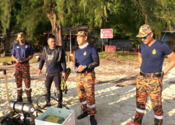 MOHD. Wildan Azhari (dua kiri) ketika memberi taklimat kepada pegawai dan anggota PPDA yang terlibat dalam kursus Pengukuhan Pasukan Penyelamat Di Air (PPDA) di Pulau Perhentian, Terengganu semalam.UTUSAN/ROSALWANI CHE SOH