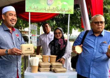 DR Izani Husin (dua dari kiri) menunjukkan bekas kitar semula pada Majlis Pelancaran Penutupan Kempen Kesihatan Persekitaran Tahun 2022 dan Kempen Bebas Plastik, Polisterin dan Straw di Dataran Muhammadi, Kota Bharu, Kelantan hari ini. -UTUSAN/ ROSLIZA MOHAMED