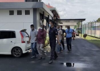 TIGA lelaki dihadapkan ke Mahkamah Majistret Rembau hari ini atas pertuduhan mengedar dadah di Felda Bukit Jalor, Gemencheh, Tampin pada 10 Ogos lalu. - UTUSAN/NOR AINNA HAMZAH