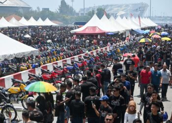 SEBAHAGIAN daripada pemilik dan peminat motosikal.RXZ yang hadir pada Himpunan RXZ Members di Gong Badak, Kuala Nerus, Terengganu, Sabtu lalu. - UTUSAN/PUQTRA HAIRRY ROSLI