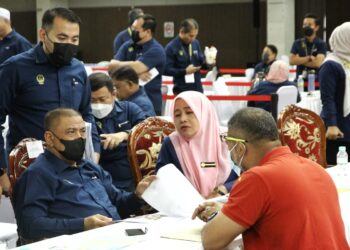 SAARANI Mohamad (kiri) mendengar aduan rakyat pada Program Mesra Hari Bertemu Pelanggan Kerajaan Negeri di Stadium Indera Mulia di Ipoh hari ini. - UTUSAN/MUHAMAD NAZREEN SYAH MUSTHAFA