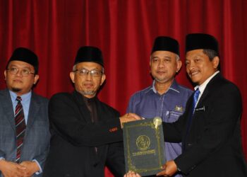 MD. ROFIKI A. SHAMSUDIN (dua dari kanan) menyaksikan penyerahan dokumen antara Rektor MARSAH, Prof. Madya Dr. Hussin Salamon (dua dari kiri) kepada Penolong Pengarah Kanan Unit Pengurusan Sekolah Sekolah Bahagian  Pendidikan Islam Ahmad Dhiauddin Salimin pada Majlis Menandatangani Nota Kerjasama Bagi Gunasama Bangunan Sekolah Agama Kampung Aman Larkin di Dewan Besar MARSAH, Johor Bahru.