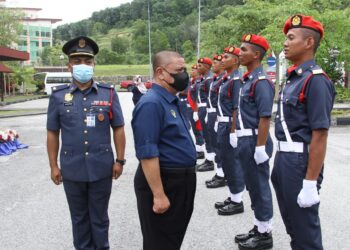 SAARANI Mohamad (tengah) memeriksa perbarisan anggota bomba pada Majlis Jalinan Mesra Bersama JBPM Perak di Ipoh hari ini. - UTUSAN/MUHAMAD NAZREEN SYAH MUSTHA