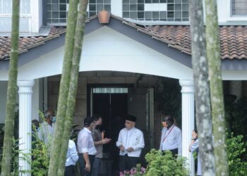RAIS Yatim ketika menziarah kediaman mendiang Dr. Chen Man Hin di Jalan Dato' Abdullah, Seremban hari ini. - UTUSAN/MOHD. SHAHJEHAN MAAMIN
