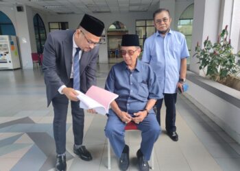 TENGKU Ibrahim Sultan Ismail Nasiruddin Shah (duduk) berbincang dengan Musa Awang (kiri) di pekarangan Mahkamah Rayuan Syariah Negeri di Kuala Terengganu, hari ini. - UTUSAN/ZAID MOHD. NOOR
