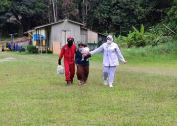 ANGGOTA Unit Udara JBPM bersama pasukan kesihatan membawa pesakit Orang Asli dari Pos Bihai menggunakan helikopter untuk ke Hospital Gua, Kelantan semalam.-IHSAN UNIT UDARA JBPM