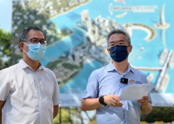 KHOO Poay Tiong (kanan) dan Ahli Dewan Undangan Negeri (ADUN) Kota Laksamana, Low Chee Leong ketika sidang akhbar khas Melaka Gateway tanpa laporan EIA di Pulau Melaka, Melaka. - UTUSAN/MUHAMMAD SHAHIZAM TAZALI