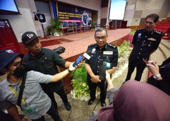 RUSLAN Khalid ketika ditemui pemberita selepas menghadiri Program Townhall Discussion Ketua Polis Negeri Sembilan Tahun 2022 bertajuk ‘Jangan Jadi Mangsa Scammer dan Keldai Akaun’ di USIM, Nilai, Seremban hari ini. - UTUSAN/NOR SHAFAWATI YUP