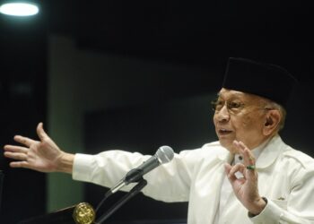 RAIS Yatim ketika menyampaikan ucaptama dan merasmikan Seminar Polemik Sejarah Negeri Sembilan 2022 di Galeri Diraja Tuanku Ja'afar dekat Seremban hari ini. - UTUSAN/MOHD SHAHJEHAN MAAMIN