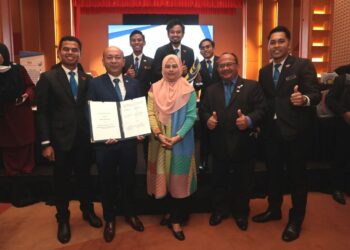 NORAINI Ahmad (tiga dari kanan) bersama Zaliman Sauli (dua dari kiri) bergambar selepas Majlis Menandatangani MoU Universiti Awam, Politeknik dan Kolej Komuniti dengan SPR di KPT, semalam. -UTUSAN