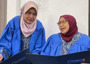 HAWATI Hassan (kanan) dan Noraza Nayan bersama sijil masing-masing pada Majlis Graduasi GiatMara 2022 di Kubang Menerong, Pulau Pinang hari ini. - UTUSAN/SITI NUR MAS ERAH AMRAN