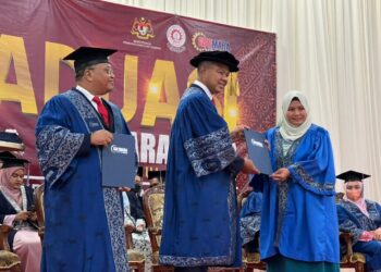 JABAR AZMAN Jaafar menyerahkan sijil kepada salah seorang penuntut GiatMARA pada Majlis Graduasi GiatMARA 2022 di Kubang Menerong, Pulau Pinang hari ini.-UTUSAN/SITI NUR MAS ERAH AMRAN