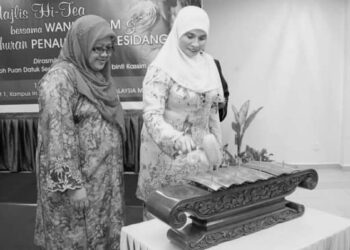 ALLAHYARHAMAH Zurina Kassim (kanan).