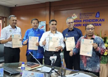 MOHD. Zin Halim (depan dua dari kiri) bersama warga JPN Kelantan pada Majlis Pengumuman Keputusan STPM Tahun 2021 di Tunjong, Kota Bharu, Kelantan hari ini. - UTUSAN/MUSTAQIM MOHAMED