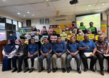 NAHARUDEEN Othman (lima dari kiri) bergambar bersama pelajar cemerlang STPM 2021 di Sekolah Menengah Kebangsaan (SMK) Agama (Perempuan) Kangar, Perlis hari ini. - UTUSAN/ASYRAF MUHAMMAD