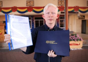 NIKI Amirul Zimi menunjukan keputusan cemerlang dalam STPM yang berjaya diraihnya semasa ditemui di SMK Tengku Panglima Raja, Pasir Mas, Kelantan hari ini. - UTUSAN/ROHANA ISMAIL