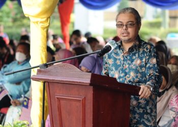 RUMAIZI Baharin berucap pada program Kibar Jalur Gemilang di Ipoh hari ini. - UTUSAN/MUHAMAD NAZREEN SYAH MUSTHAFA