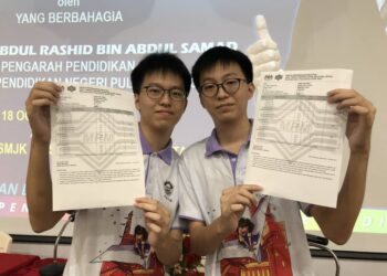PASANGAN kembar yang mencatat keputusan cemerlang CGPA 4.0 iaitu Yeap Kai Wen (kiri) dan Yeap Kai Wei, 20, menunjukkan slip keputusan STPM masing-masing di SMJK Jit Sin, Bukit Mertajam, Pulau Pinang hari ini. - UTUSAN/IQBAL HAMDAN
