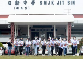 SEBAHAGIAN daripada pelajar SMJK Jit Sin di Bukit Mertajam, Pulau Pinang meraikan kejayaan mencatat keputusan cemerlang dalam STPM 2021 yang diumumkan di sekolah itu hari ini. - UTUSAN/IQBAL HAMDAN