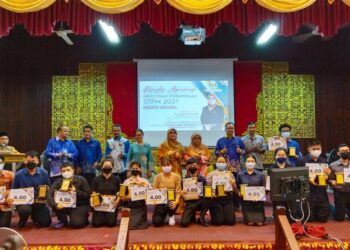 ROSNI Leman (berdiri empat dari kanan) bergambar bersama 17 pelajar cemerlang Kolej Tingkatan Enam Tun Fatimah pada majlis apresiasi keputusan STPM 2021 di Tanjung Kling, Melaka. - UTUSAN/MUHAMMAD SHAHIZAM TAZALI