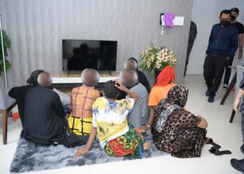 WANITA warga Afrika ditahan dalam serbuan ke atas sebuah kondominium mewah, di Cyberjaya.