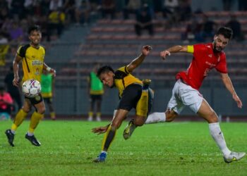 Paulo Josue menjadi penjaring gol tunggal perlawanan KL City berdepan Negeri Sembilan di Stadium Bolasepak Kuala Lumpur, malam ini.- UTUSAN/SHIDDIEQIIN ZON