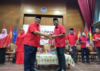 JEFRIDIN Atan (kiri) menyampaikan cenderamata kepada Abdul Azeez Abdul Rahim selepas Majlis Perasmian Berkelompok dan Mesyuarat Cawangan UMNO Bahagian Tanjung Piai di Pekan Nanas, Pontian.