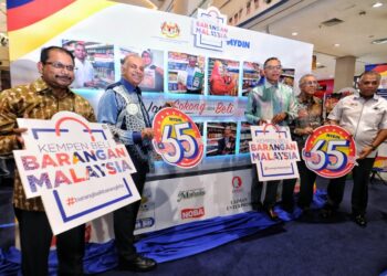 ROSOL Wahid (tiga dari kanan) dan Ameer Ali Mydin (dua dari kiri) pada Majlis Sambutan Ulang Tahun Mydin Ke-65 dan Pelancaran KBBM 2022 di Pasar Raya Mydin, Seremban 2, di Seremban hari ini.-UTUSAN/MOHD. SHAHJEHAN MAAMIN