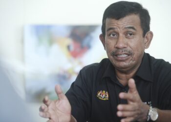 WAN Muhammad Aznan Abdullah ketika ditemui pemberita selepas menghadiri Program Labuh Tukun Tiruan Kuboid Karang (Konservasi) di perairan Tanjung Tuan, Port Dickson hari ini.-UTUSAN/MOHD. SHAHJEHAN MAAMIN.
