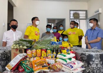 SOON LIP CHEE (dua dari kiri) menyerahkan bantuan kepada keluarga T. Mogana Selvi ketika menziarahi keluarga berkenaan di rumah mereka di Ampang Jajar, Butterworth, Pulau Pinang hari ini.