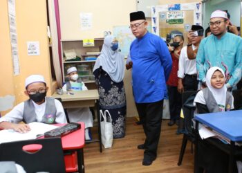 NOH Omar meninjau sesi pembelajaran dalam kelas selepas merasmikan Sekolah Rendah Islam Integrasi Az-Zahrawi, Puncak Alam, di Kuala Selangor, Selangor, hari ini. -UTUSAN/AFIQ RAZALI