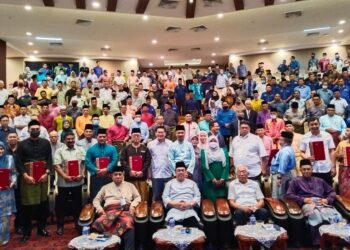 MAHDZIR Khalid (duduk, dua dari kanan) bergambar bersama JPKK yang hadir pada Majlis Penyampaian Watikah Pelantikan JPKK Negeri Melaka di Seri Negeri, Ayer Keroh, Melaka. - UTUSAN/MUHAMMAD SHAHIZAM TAZALI