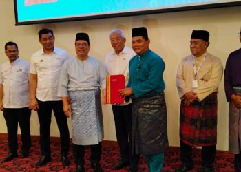 MAHDZIR Khalid (tiga dari kanan) menyaksikan penyampaian watikah pelantikan JPKK di Seri Negeri, Ayer Keroh, Melaka. - UTUSAN/MUHAMMAD SHAHIZAM TAZALI