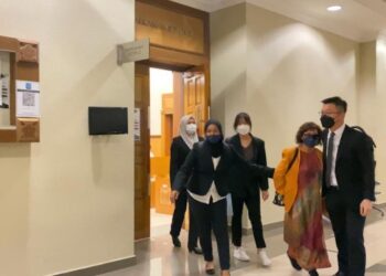 LEE Wai Teng, 58, (dua, kanan) dibawa keluar dari kamar Mahkamah Sesyen Kuantan selepas membuat pengakuan tidak bersalah atas tuduhan salahguna kuasa dalam membuat tuntutan palsu. -  UTUSAN/ DIANA SURYA ABD WAHAB